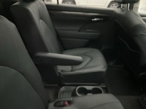 Used 2024 Toyota Highlander Platinum image 4