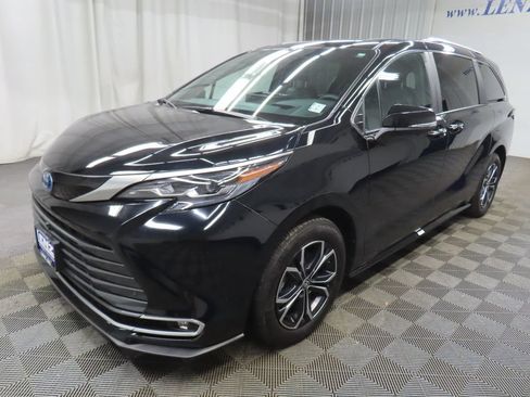 Used 2025 Toyota Sienna Platinum AWD/4WD image 9