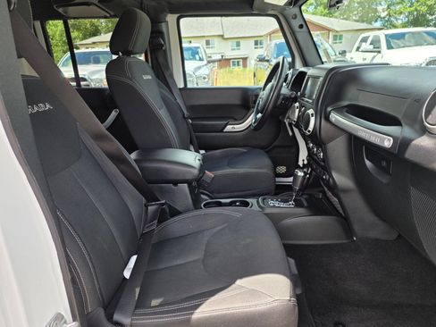 Used 2018 Jeep Wrangler Unlimited Sahara w/ Connectivity Group AWD/4WD image 23