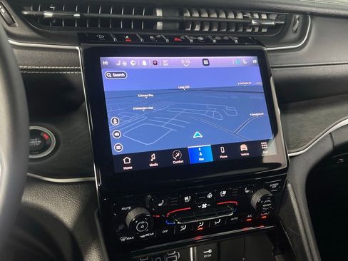 Used 2023 Jeep Grand Cherokee L Limited w/ Luxury Tech Group II image 18