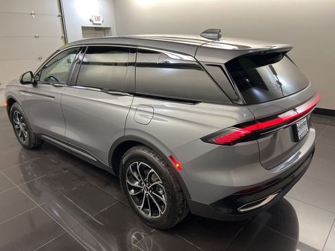 Used 2025 Lincoln Nautilus Premier image 4