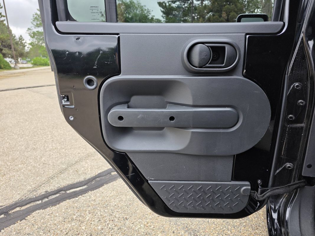 Used 2010 Jeep Wrangler Unlimited Sahara w/ Dual Top Group AWD/4WD image 15