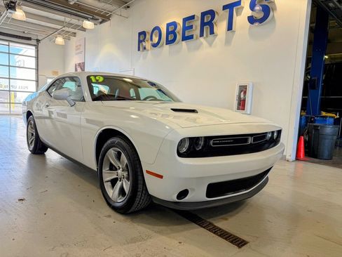 Used 2019 Dodge Challenger SXT image 2
