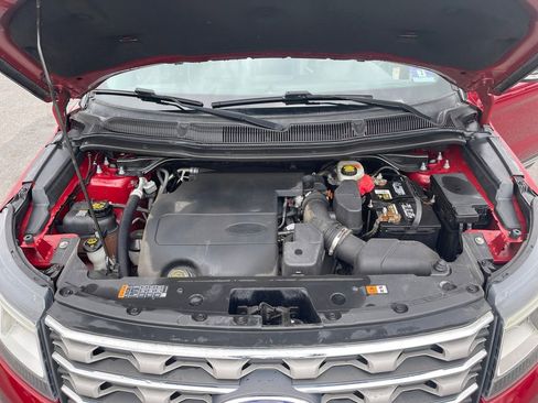 Used 2017 Ford Explorer XLT w/ Equipment Group 202A AWD/4WD image 11