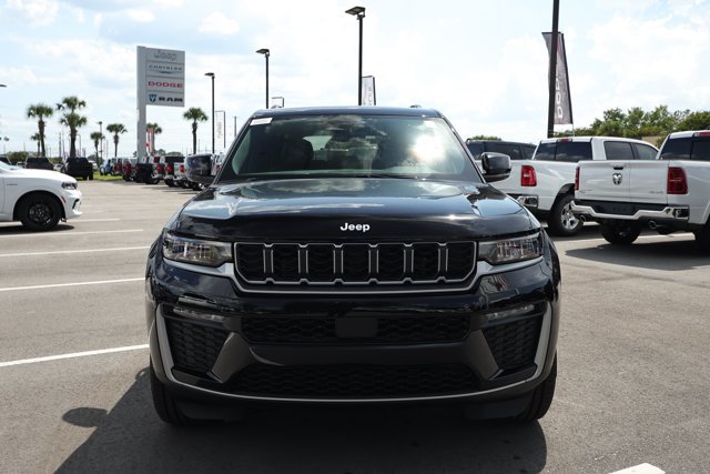 New 2027 Jeep Grand Cherokee Limited RWD image 2