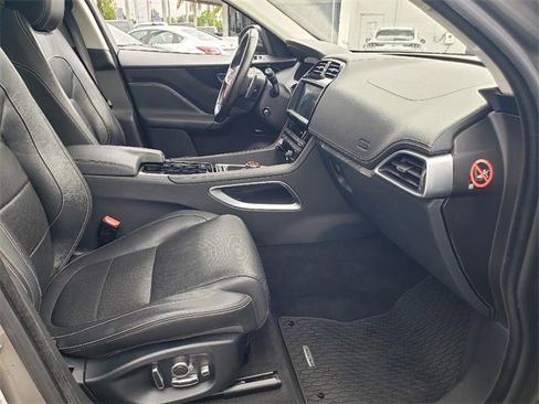 Used 2018 Jaguar F-PACE R-Sport image 15