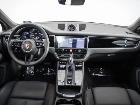 Certified 2025 Porsche Macan image 15