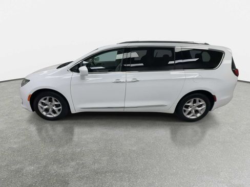 Used 2017 Chrysler Pacifica Touring-L Plus w/ Tire & Wheel Group FWD image 5