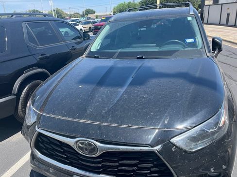 Used 2023 Toyota Highlander Limited FWD image 2