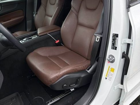 Used 2023 Volvo XC60 B5 Plus w/ Climate Package FWD image 5