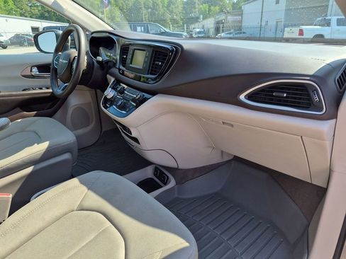 Used 2017 Chrysler Pacifica Touring FWD image 29