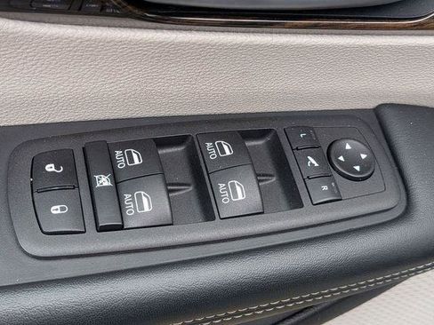 Certified 2023 Chrysler Pacifica Limited FWD image 16