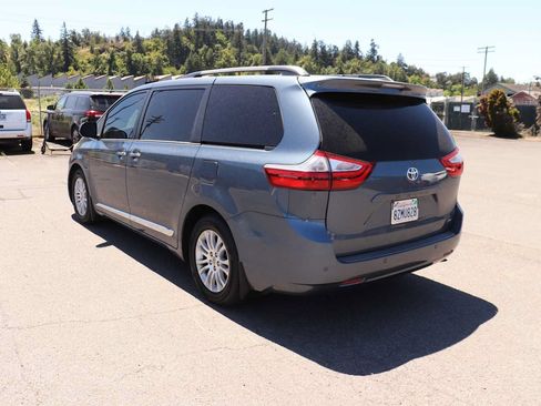 Used 2015 Toyota Sienna XLE w/ XLE Navigation Package FWD image 7