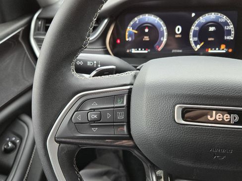 Used 2023 Jeep Grand Cherokee Laredo image 25