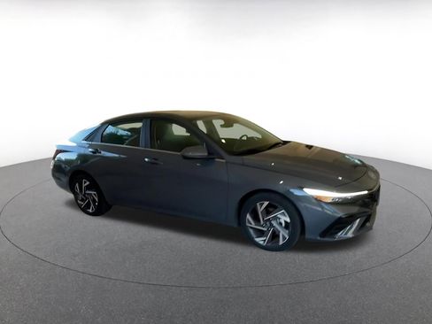 Used 2025 Hyundai Elantra SEL image 2