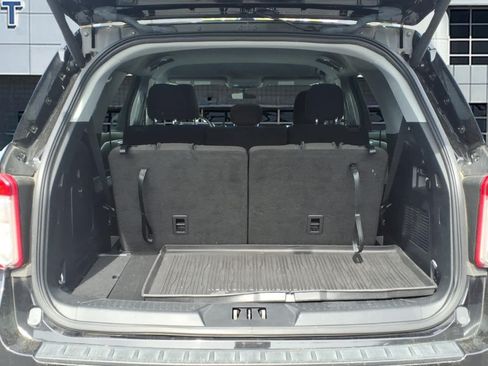 Used 2023 Ford Explorer XLT AWD/4WD image 5