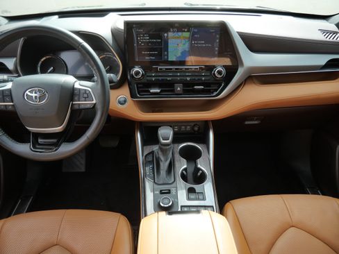 Used 2022 Toyota Highlander Platinum AWD/4WD image 11