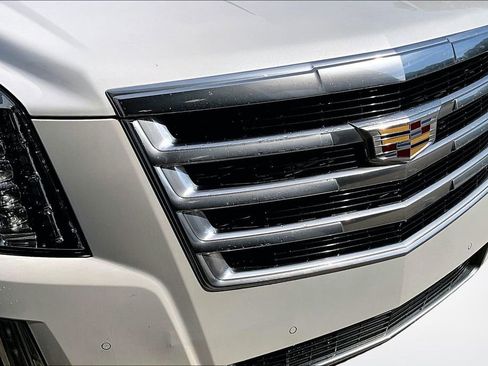 Used 2017 Cadillac Escalade ESV Luxury AWD/4WD image 34