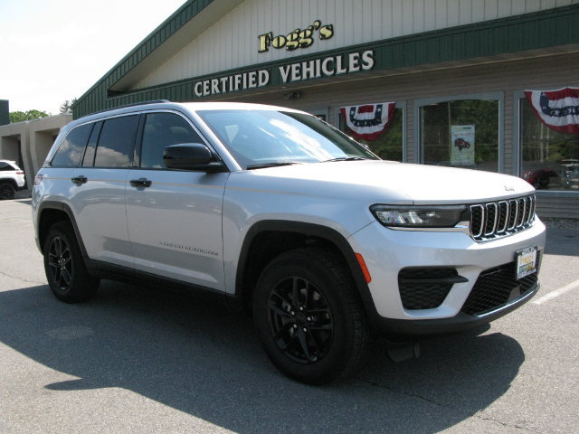 Used 2024 Jeep Grand Cherokee Laredo X w/ Luxury Tech Group I AWD/4WD image 2