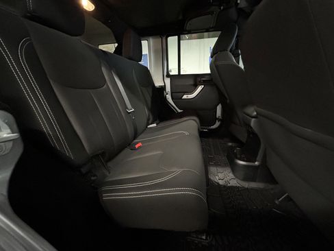 Used 2015 Jeep Wrangler Unlimited Sahara w/ Connectivity Group image 17