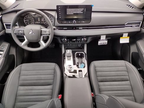 New 2025 Mitsubishi Outlander SE image 2