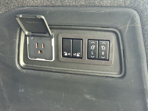 Used 2024 Cadillac Escalade ESV Sport Platinum w/ LPO, ONYX Package image 9