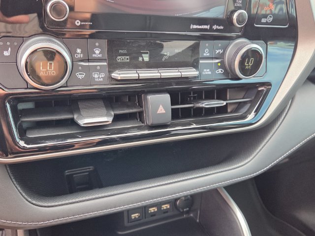 Used 2020 Toyota Highlander XLE FWD image 24
