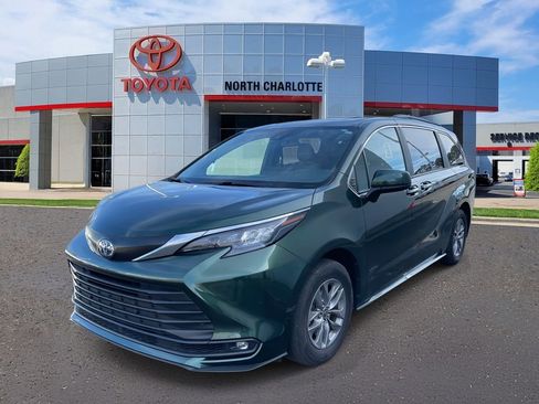Used 2025 Toyota Sienna XLE image 5