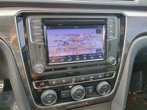 Used 2018 Volkswagen Passat 2.0T SEL Premium image 29