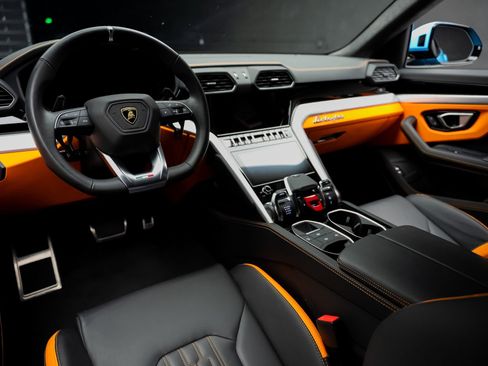 Used 2024 Lamborghini Urus S AWD/4WD image 2