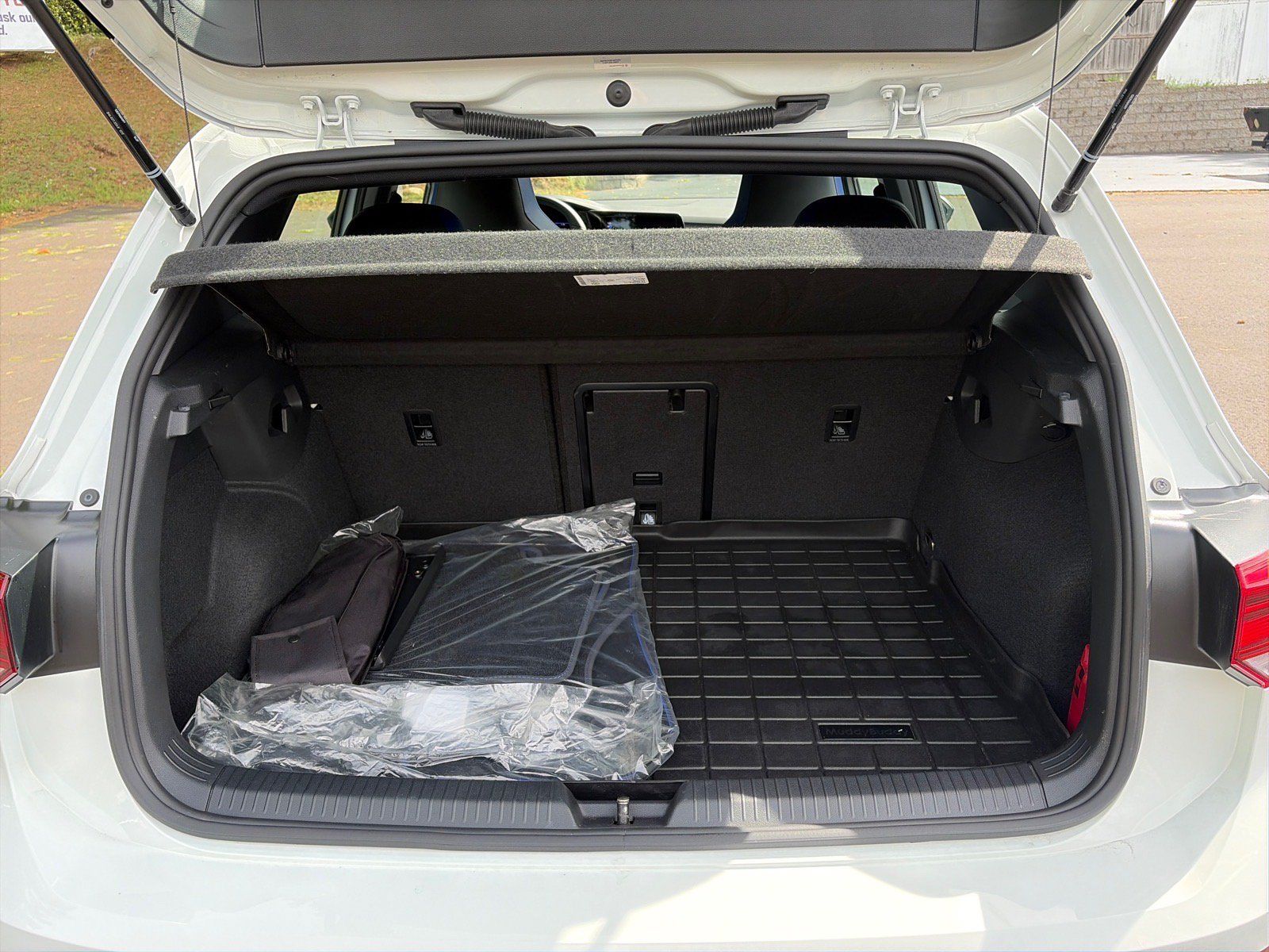 Used 2024 Volkswagen Golf R AWD/4WD image 8