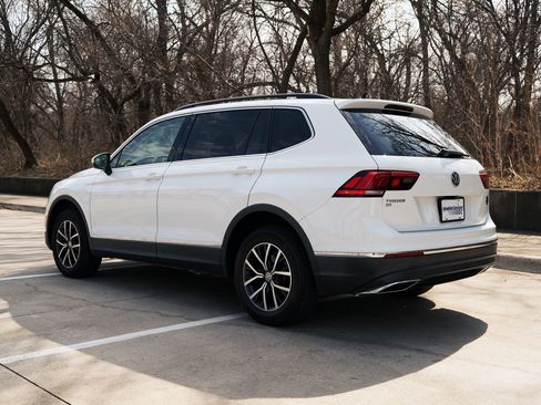 Used 2020 Volkswagen Tiguan SE w/ Panoramic Sunroof Package image 7