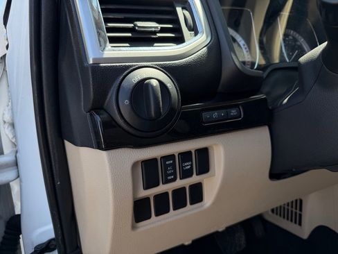 Used 2018 Nissan Titan SV w/ SV Convenience Package RWD image 14