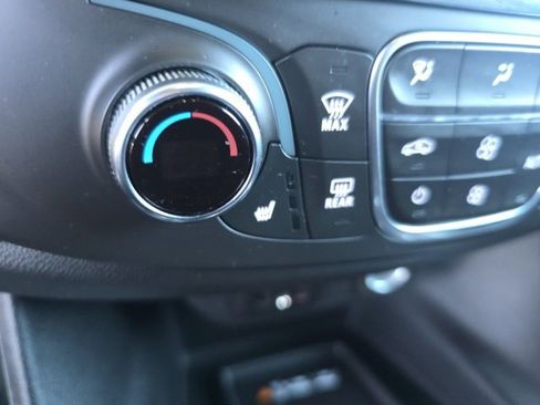 Used 2022 Chevrolet Traverse LT image 32