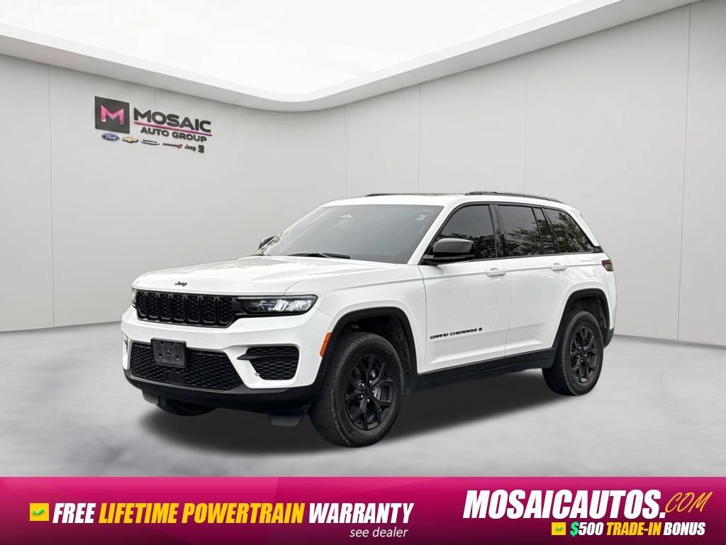 Used 2024 Jeep Grand Cherokee Altitude AWD/4WD image 3
