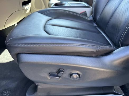 Used 2024 Chrysler Pacifica Touring-L FWD image 18