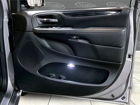 Used 2018 Dodge Grand Caravan SXT w/ Blacktop Package image 12