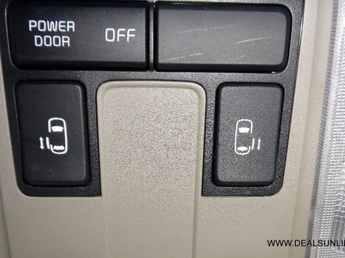 Used 2017 Kia Sedona LX w/ LX Essentials Premium Package image 14