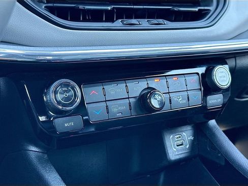 Used 2024 Jeep Compass Limited image 15