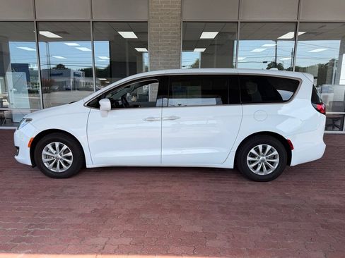 Used 2018 Chrysler Pacifica Touring Plus FWD image 48