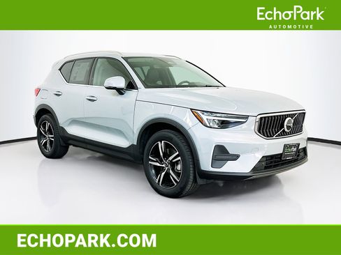 Used 2025 Volvo XC40 B5 Core image 1