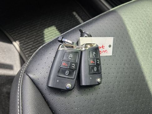 Used 2021 Volkswagen Tiguan SE R-Line image 19