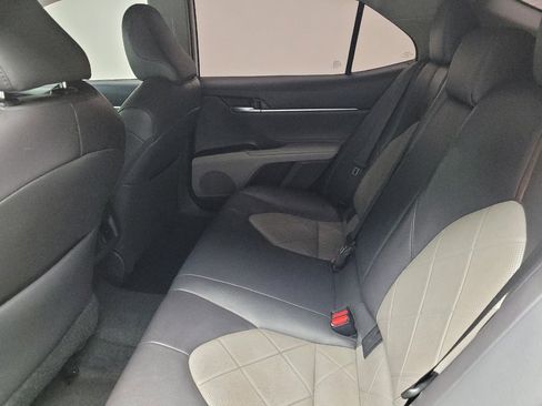 Used 2018 Toyota Camry XLE image 18