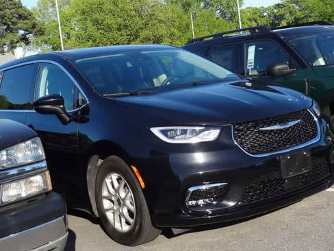 Used 2023 Chrysler Pacifica Touring-L image 3