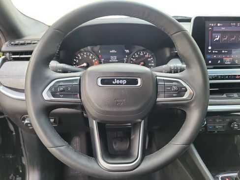 Used 2025 Jeep Compass Latitude w/ Sun & Sound Group AWD/4WD image 12