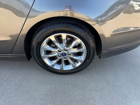 Used 2017 Ford Fusion SE w/ Fusion SE Technology Package image 15