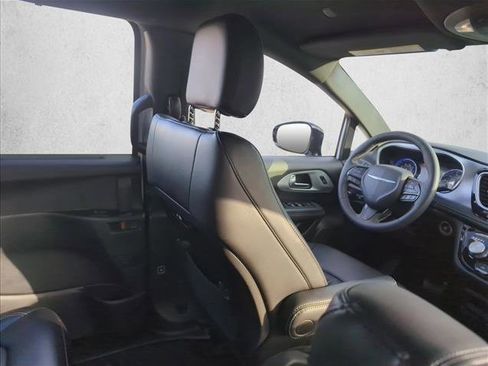 Used 2024 Chrysler Pacifica Touring-L w/ S Appearance Package image 21