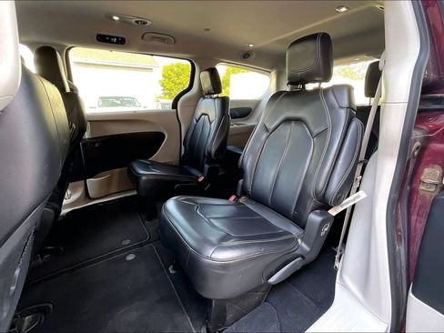 Used 2023 Chrysler Pacifica Touring-L FWD image 25