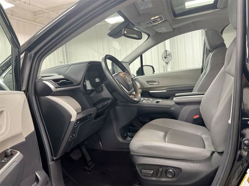 Used 2024 Toyota Sienna XLE image 19