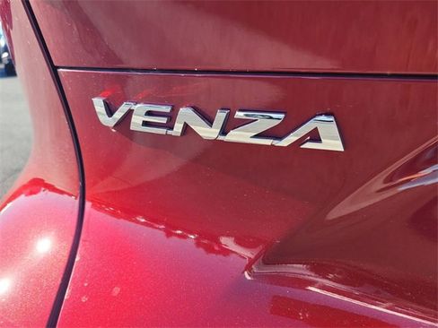 Used 2022 Toyota Venza LE image 10